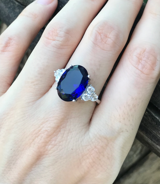 Что такое коктейльное кольцо? И должны ли вы приобрести себе такое?