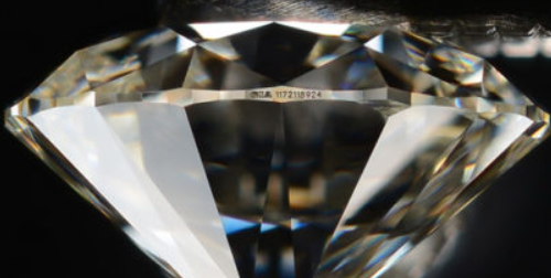 Должен ли бриллиант иметь лазерную гравировку? 